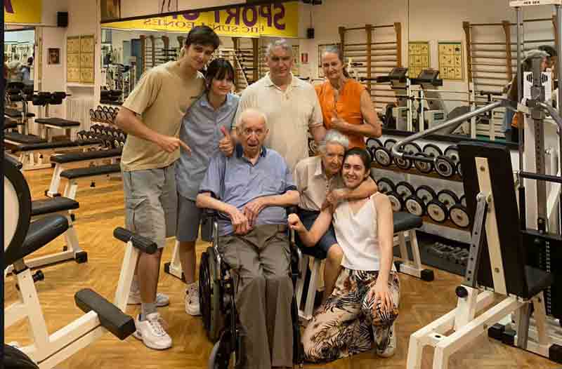 Il presidente onorario di Sportforma APS, 93 anni, in sedia a rotelle, circondato da familiari, soci e volontari nella palestra della sede