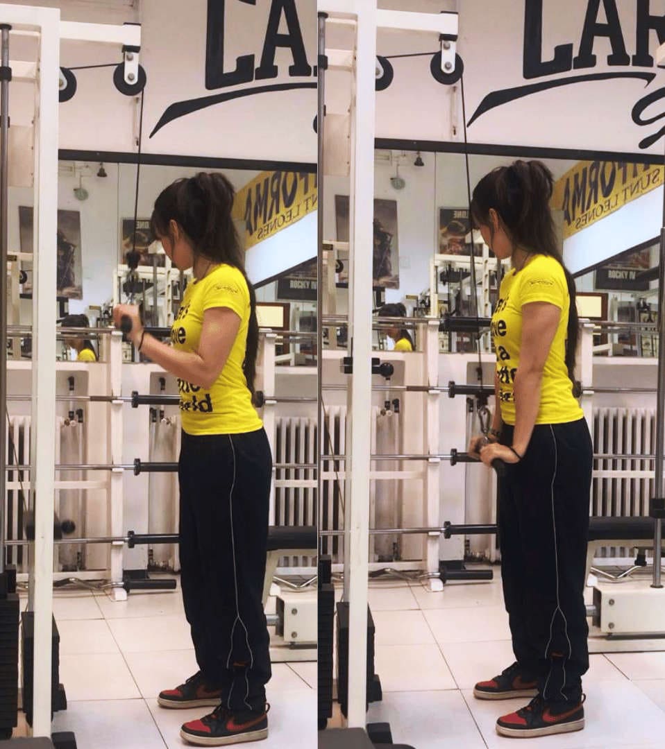 Pushdown tricipiti alla carrucola con barra
