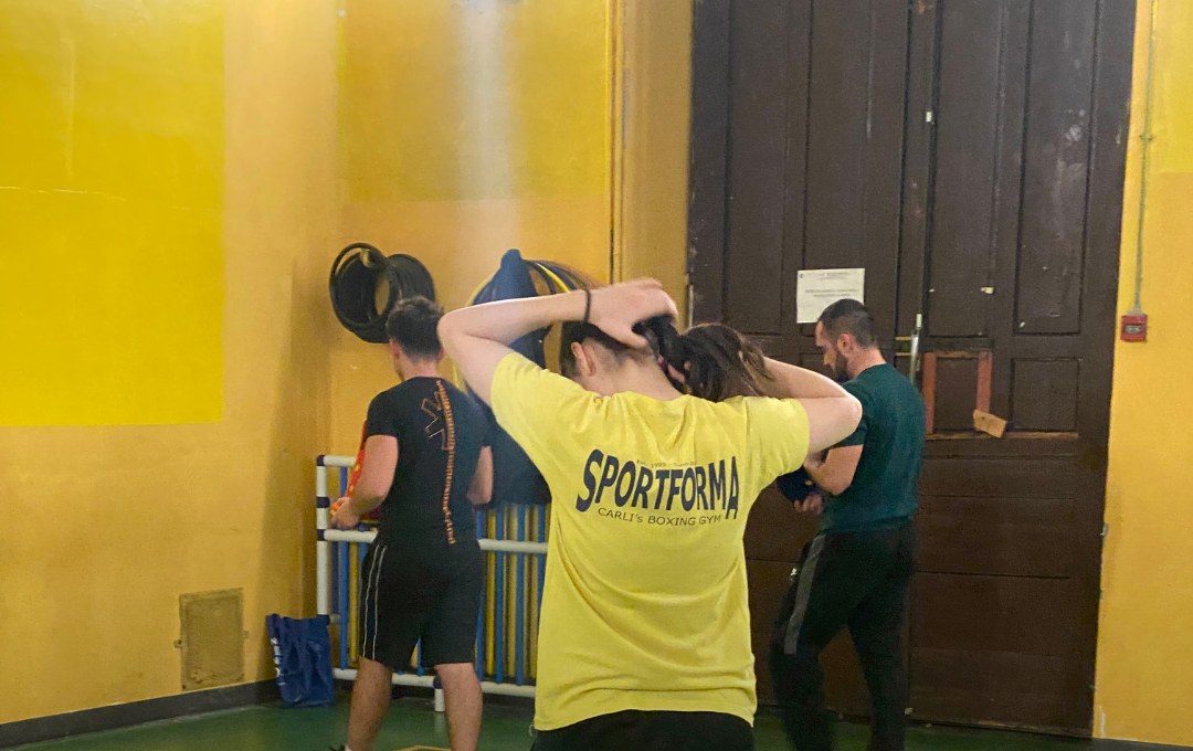 Socia della SPORTFORMA durante un esercizio del circuito, con altri soci e un tecnico sullo sfondo