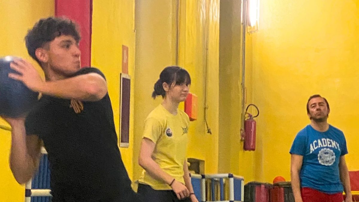 Soci della SPORTFORMA durante il circuito del venerdì: lancio della palla medica, con i tecnici presenti