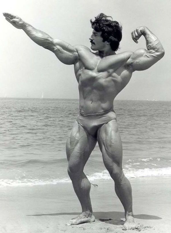 Mike Mentzer mentre esegue la Archer Pose (Posa dell'Arciere)