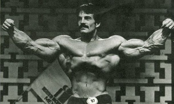 Mike Mentzer nell'esecuzione dello Stomach Vacuum